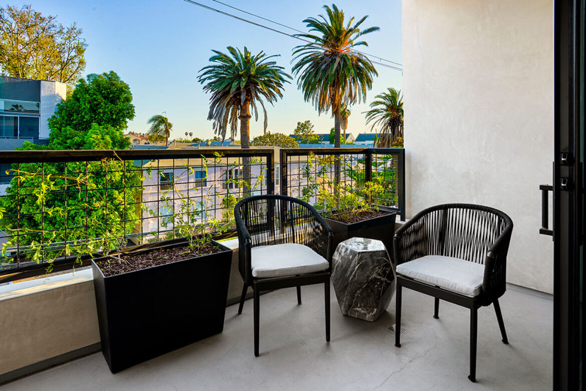 contemporary-3-story-duplex-with-roof-top-decks-and-custom-finishes-in-los-angeles-03-1